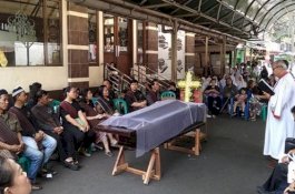 Izinkan Upacara Pelepasan Jenazah Umat Kristiani di Halaman Masjid, Imam Tuai Pujian