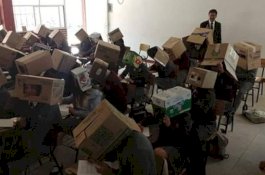 Guru Dikritik Karena Tutup Kepala Para Siswa Dengan Kardus Saat Ujian