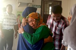 Keluarganya Menangis usai Sidang, Suami Zulaeha Hanya Duduk di Ruang Merokok