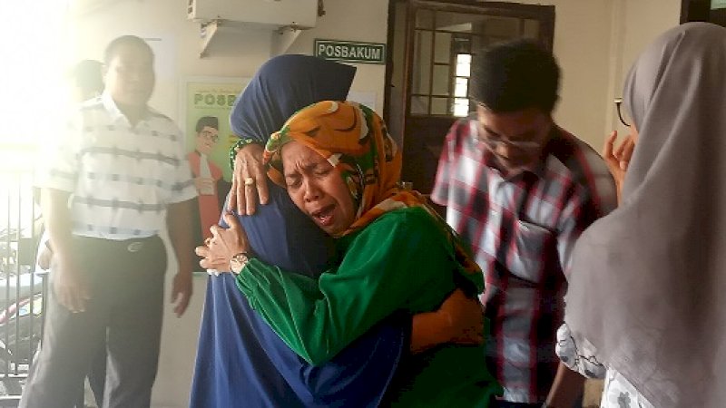 Sidang pembunuhan terhadap almarhumah Sitti Zulaeha Djafar di Pengadilan Negeri (PN) Sunggumimasa sempat diwarnai isak tangis keluarga.