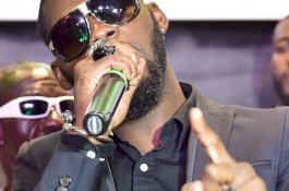 Peti Mati Penyanyi Populer Dibuka Paksa Para Fans Lalu Foto Mayatnya Disebar