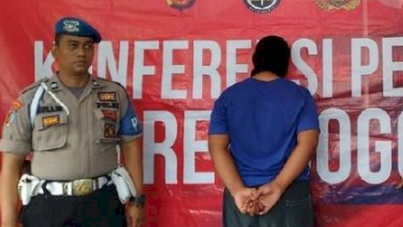 Pelaku RN (kanan) saat diamankan polisi.