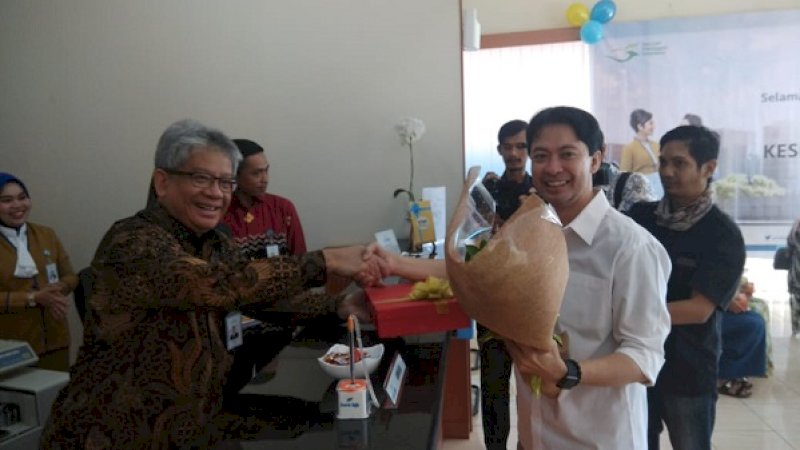 Direktur Utama Bank BJB, Yuddy Renaldi (kiri), melayani langsung nasabah saat berkunjung ke Kantor Bank BJB Cabang Makassar, Jalan Jenderal Sudirman, Rabu (4/9/2019).