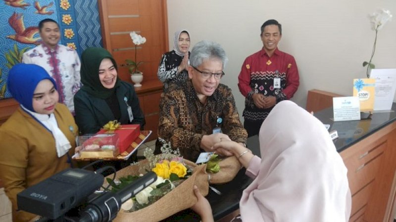 Direktur Utama Bank BJB, Yuddy Renaldi, melayani langsung nasabah di Kantor Bank BJB Cabang Makassar, Jalan Jenderal Sudirman, Rabu (4/9/2019).
