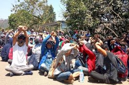 Silangkan Tangan, Imigran Afghanistan Minta Temannya Dibebaskan