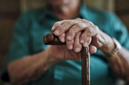 Tinggal di Panti Jompo, Pasien Kanker Keluhkan Belatung di Dalam Telinganya