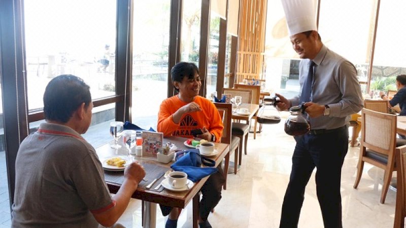 General Manager (GM) Hotel The Rinra, Jackie Lim, mengenakan aksesori layaknya juru masak melayani dan berinteraksi dengan para tamu.