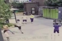 Pacarnya Kena Bola, Pria Ini Mengamuk Tendang Bocah