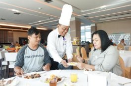 Ketika Bos-bos Hotel Dalton Turun Langsung Melayani Tamu dan Membagikan Tumbler