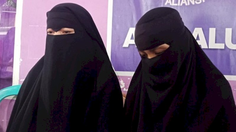 Istri-istri terduga teroris yang suaminya ditangkap Densus 88. (Foto: Detik.com)