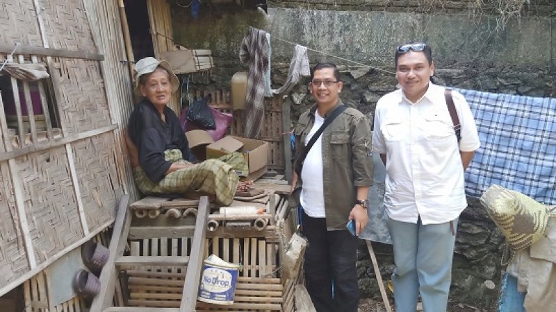 Direktur RSUD Batara Siang Pangkep, dr Annas Ahmad (tengah) saat mengunjungi rumah pasien kurang mampu di Pangkep.