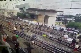 Tawuran Massal di Atas Rel Kereta Api Manggarai, Penumpang Menggerutu