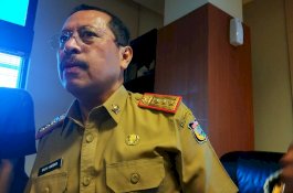 Gaya Unik Sekda Kota Makassar, Siap Tanda Tangani Berkas di Mana Pun Berada