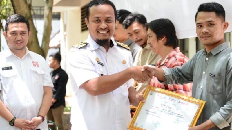 Wakil Gubernur Sulawesi Selatan, Andi Sudirman Sulaiman menyerahkan hadiah kepada pemenang lomba foto, Rabu (4/9/2019).