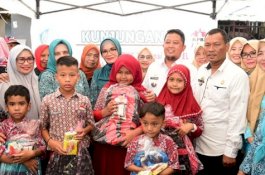 Keluar Masuk Lorong, Ketua PKK Sulsel Bagi Perlengkapan Sekolah untuk Anak Prasejahtera