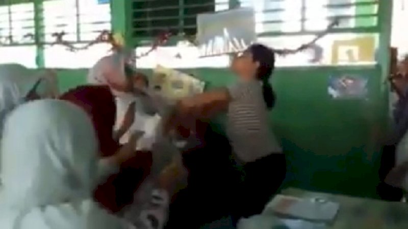 Aksi pengeroyokan guru di Gowa.