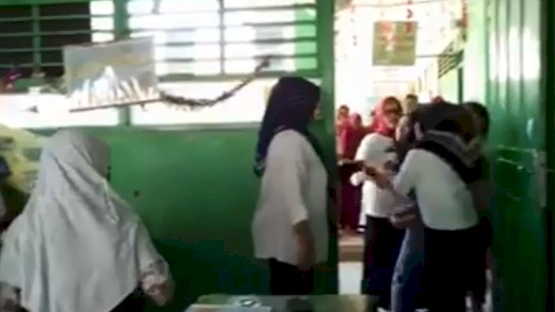 Insiden orang tua siswa keroyok guru dalam ruang kelas di Gowa.