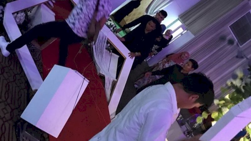 Wedding organizer sibuk membenahi bagian dekorasi yang ambruk.