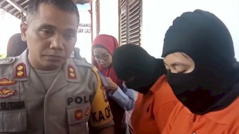Kapolres Gowa, AKBP Shinto Silitonga menginterogasi dua pelaku pengeroyokan guru di Gowa.