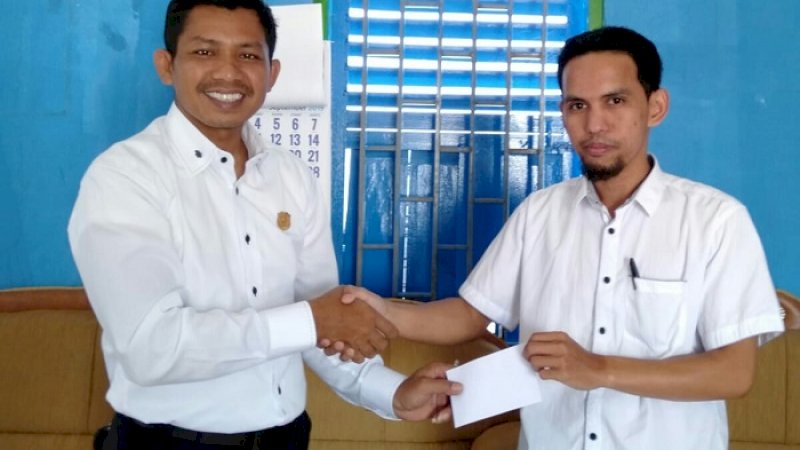 Legislator DPRD Bulukumba asal Partai Berkarya, Ismail Yusuf (kiri) memberi santunan kepada rekannya yang gagal terpilih.