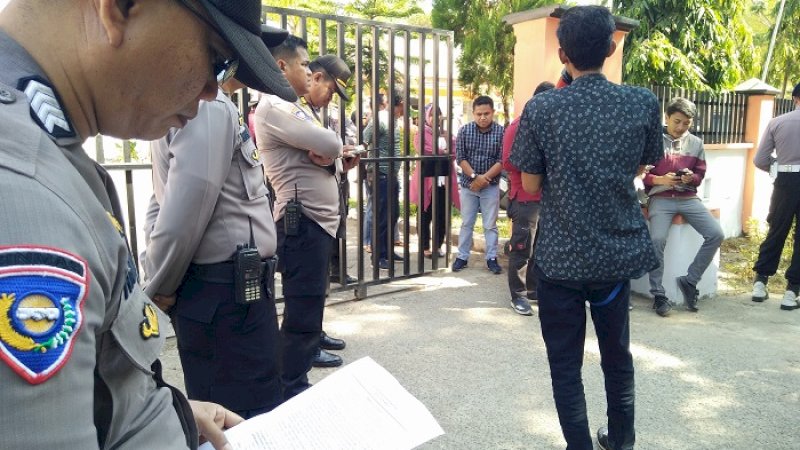 Sejumlah mahasiswa berunjuk rasa di kantor KPU Makassar, Kamis (5/9/2019). 