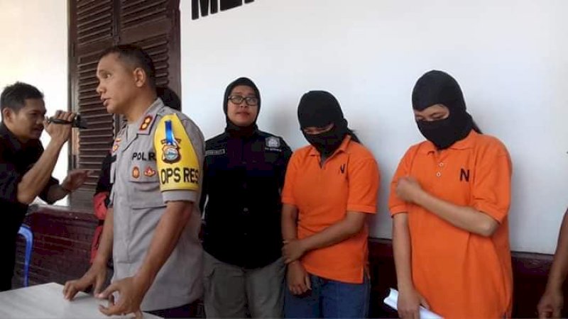 Pelaku pengeroyok guru (baju oranye)
