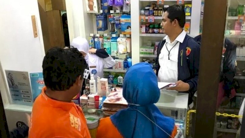 Adegan saat Aulia Kesuma membeli obat tidur di apotek.