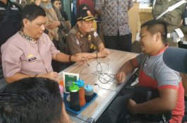 Lempari Petugas dan Wartawan dengan Gelas, Adik Pemilik Warung Bakso Dikejar Pakai Kursi