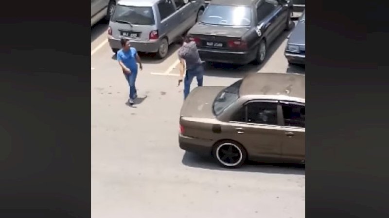 Pertengkaran sepasang suami istri di jalan raya. (FOTO: FACEBOOK)