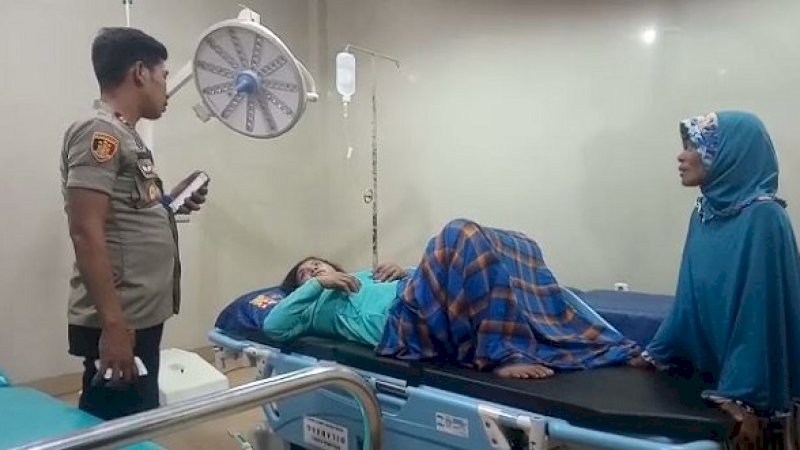 Noro (36) terbaring saat mendapatkan perawatan medis.