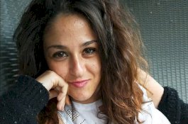 Jasad Seniman Cantik Ini Ditemukan Setengah Bugil di Semak-semak