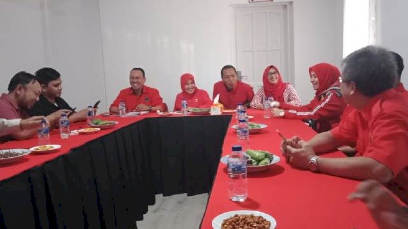 Pengurus Dewan Pimpinan Cabang (DPC) Partai Demokrasi Indonesia Perjuangan (PDIP) Kota Makassar membuka penjaringan calon Walikota Makassar untuk Pemilihan Walikota tahun 2020 mendatang Sekretariat DPC PDIP Jalan Serigala.