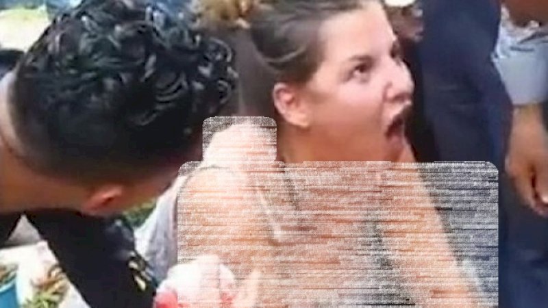 Turis perempuan mengamuk di pasar saat melihat ayam-ayam dikandangkan oleh para pedagang ayam. (Foto: 
english.alarabiya.net)
