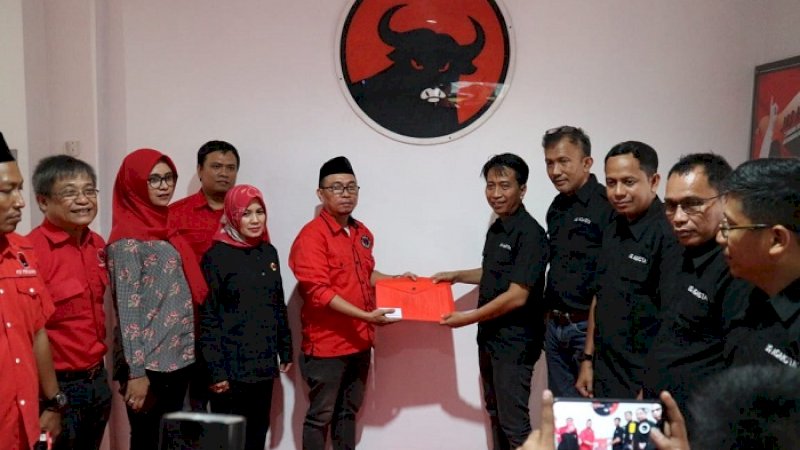 Tim pemenangan Sukriansyah S Latief mengambil formulir di PDIP Makassar, Jumat (6/9/2019).