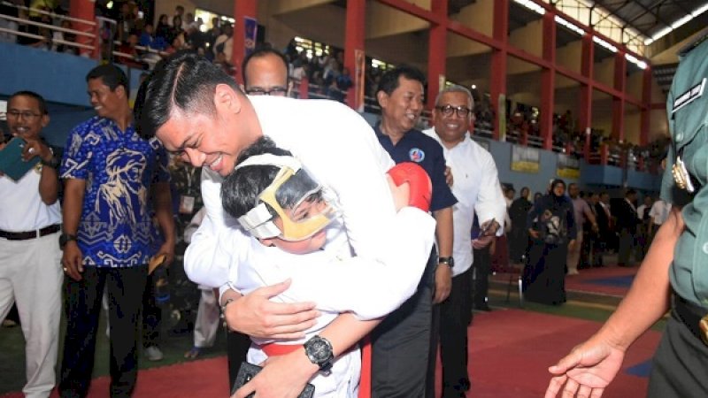 Bupati Gowa, Adnan Purichta Ichsan, saat pembukaan Turnamen Karate Bupati Gowa Cup di Gedung Olahraga Sungguminasa.