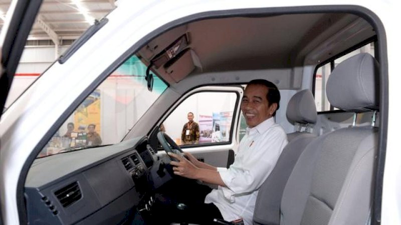 Presiden Joko Widodo saat menunggangi mobil Esemka. Ist