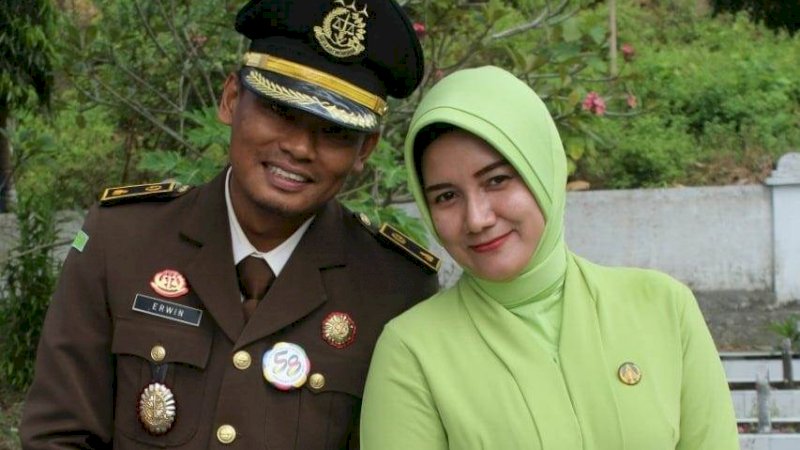 Kepala Seksi Intelijen dan Humas Kejaksaan Negeri Barru, Erwin bersama istri.