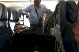 Pria ini Berdiri 8 Jam di Pesawat Agar Istrinya Bisa Berbaring