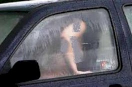 Suami Dekati Mobil Bergoyang, Ternyata Istrinya Baku Pangku dengan Pria Lain