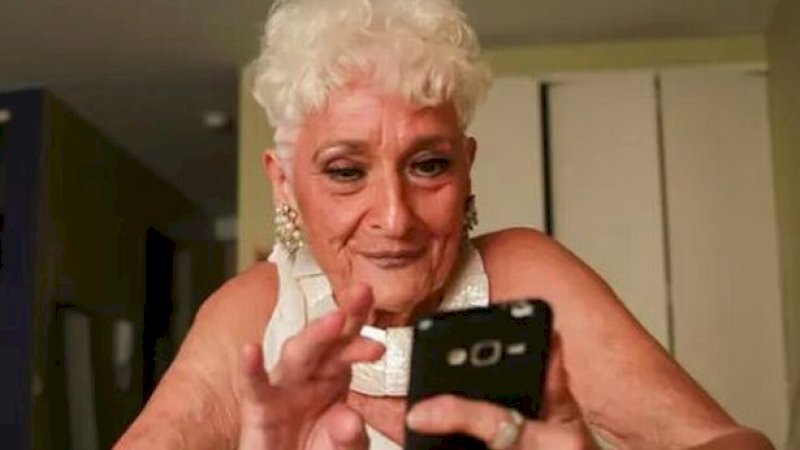 "Pria Selalu Dekati Saya," Nenek 83 Tahun Main Tinder Cari Teman Tidur