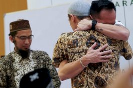 Masuk Islam, Kakak Ustaz Felix Siauw Dapat Hadiah Umrah Bareng Adik dari Ustaz Adi Hidayat