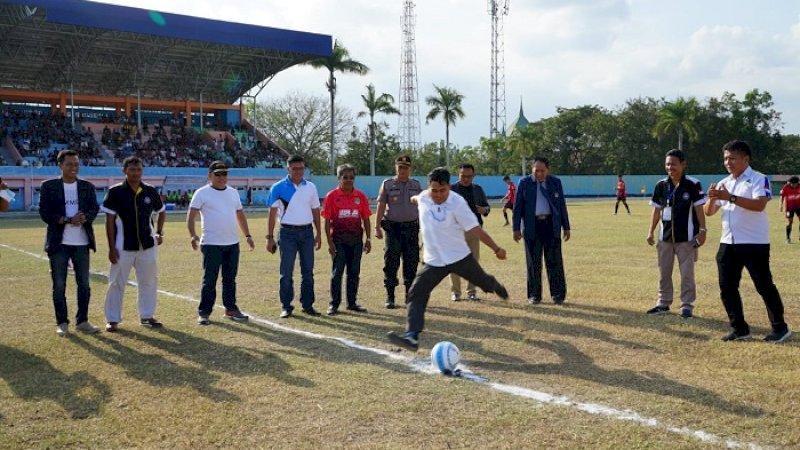 Ketua Askab PSSI Sidrap, Soetarmi DM membuka kompetisi Liga 3 Zona Sulsel Grup B di Stadion Ganggawa, Sidrap, Sabtu (7/9/2019).