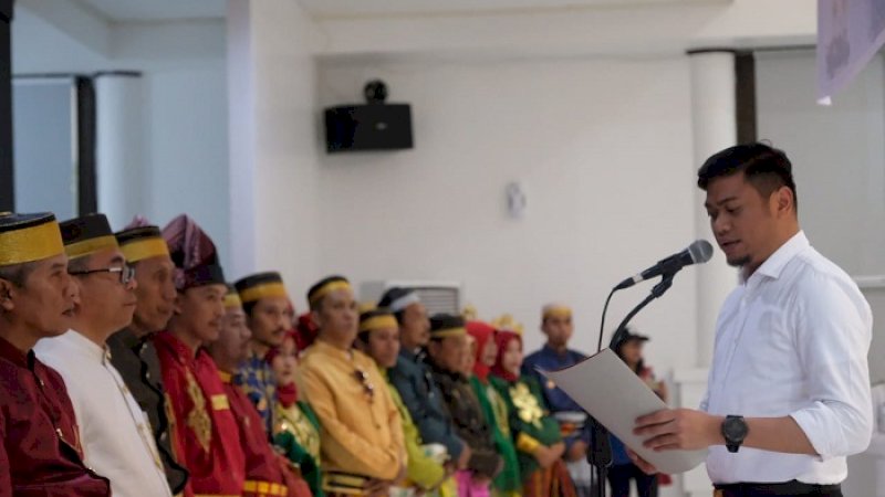 Bupati Gowa Adnan Purichta Ichsan melantik dan mengukuhkan langsung pengurus Dewan Kesenian Gowa periode 2019-2021, Jumat (6/9/2019).