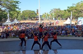 Polwan dan Satpol PP Cantik Atraksi dan Senam Maumere, Bupati Pangkep Bagi-Bagi Uang