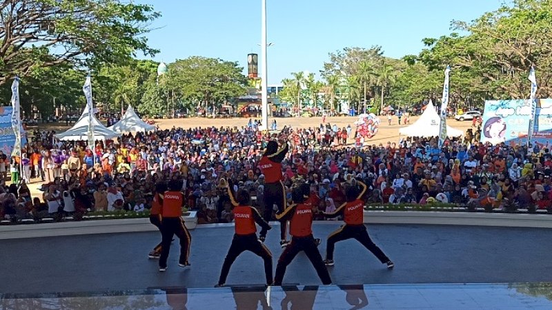 Atraksi polwan di alun-alun Kota Pangkep, Minggu pagi (8/9/2019). 