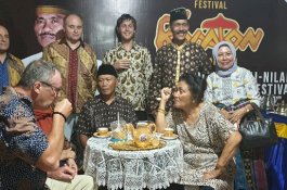 Kunjungi Stan Lutra, Datu Luwu Nikmati Kopi Rongkong dan Minuman Cokelat