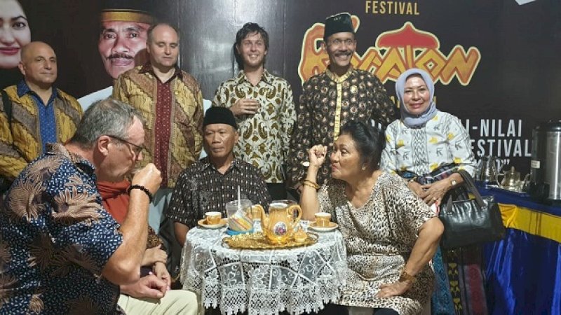 Datu Luwu, La Maradang Mackulau Opu To Bau (duduk/tengah) mengunjungi stan Luwu Utara pada pameran FKN, Sabtu malam (7/9/2019).