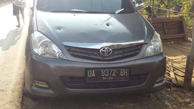 Bekas-bekas peluru pada mobil tersangka kasus pencurian sapi.