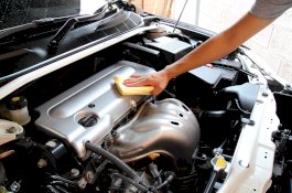 Cara Aman Membersihkan Ruang Mesin Mobil