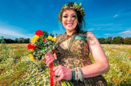 Ibu Dua Anak ini Memutuskan Menikahi Pohon, Begini Alasannya